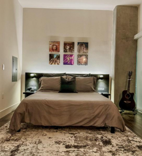 Luxury 2 Story Apartment by Convention Center & Petco Park